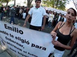 Alrededor de 500 alumnos, profesores y jubilados de la Preparatoria No. 6, se dieron cita a la afueras de Casa Jalisco. A. HINOJOSA  /