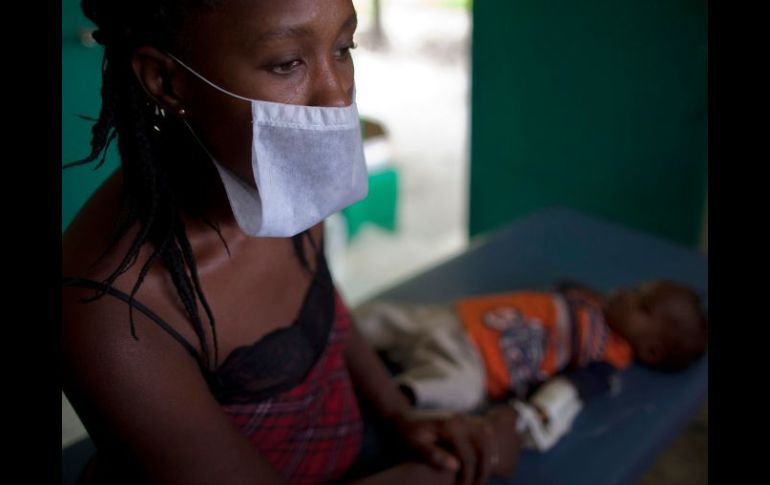 Una mujer espera con su hijo, quien padece cólera, en el hospital de Archaie. AP  /