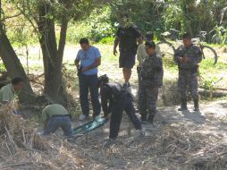 Bomberos municipales auxiliaron a personal del Semefo para el rescate del cuerpo. M. PATIÑO  /