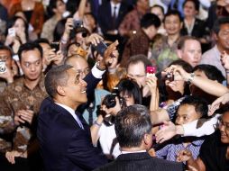 El presidente Obama saluda a la multitud después de haber dado su discurso en la Universidad de Yakarta. AP  /