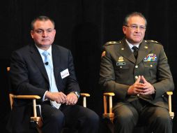 El secretario de Seguridad Pública de México, Genaro García (izq.) y el jefe de la Policía Nacional de Colombia, Óscar Naranjo. EFE  /