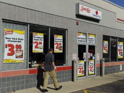 Un hombre camina junto a una tienda de la compañía Sara Lee en Skokie, Illinois, Estados Unidos. EFE  /