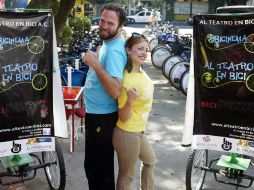 El director de Al Teatro en Bici, Alberto Mejorada, y la coordinadora de Bicintenario, Leiden Gomis. E. BARRERA  /