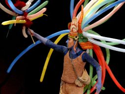 El montaje presenta algunos detalles humorísticos, como un penacho de Huitzilopochtli hecho con globos. E. BARRERA  /