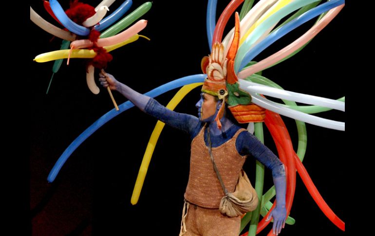 El montaje presenta algunos detalles humorísticos, como un penacho de Huitzilopochtli hecho con globos. E. BARRERA  /