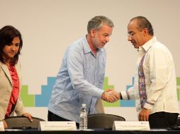 El Presidente Felipe Calderón saluda a Emilio González Márquez, en el marco del IV Foro Mundial de Migración y Desarrollo. A. CAMACHO  /