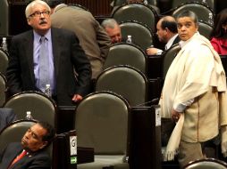 Los diputados priistas Óscar Levin y Beatriz Paredes, durante la sesión ordinaria de la Cámara baja. EL UNIVERSAL  /