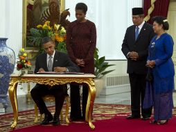 Barack Obama firma el libro de visitantes, junto con su esposa Michelle, en el Palacio de Gobierno de Yakarta. AFP  /