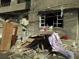 Un ciudadano iraquí revisa su vivienda que se cuenta entre las que recibieron ataques el día de hoy. EFE  /