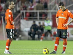 Los jugadores del Valencia, Soldado (izq.) y Aduriz en el duelo ante el Sevilla. EFE  /
