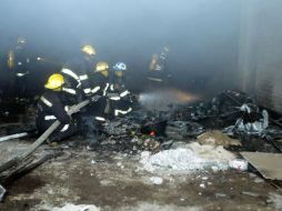 Los Bomberos tardaron seis horas en controlar el fuego. ARCHIVO  /