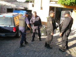 Policías en el lugar de una balacera en la colonia Nueva de Santa María, en Tlaquepaque. M. PATIÑO  /