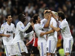 Los integrantes del Real Madrid celebrando su victoria ante el Murcia. AFP  /