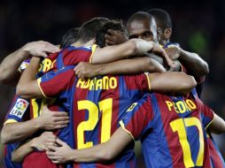Los jugadores del Barcelona festejan su victoria con un abrazo. REUTERS  /