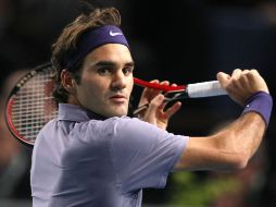 Roger Federer regresa la pelota a Richard Gasquet durante el partido de hoy. AP  /