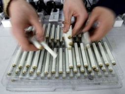 Los cigarrillos electrónicos están hechos de plástico y metal . AP  /