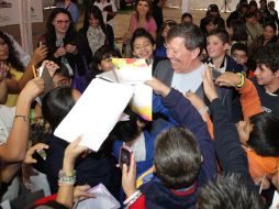 Los niños no perdieron la oportunidad de solicitar un autógrafo del conductor de televisión. A. CAMACHO  /