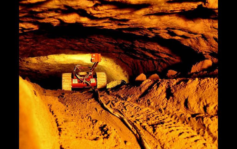 El robot ingresa al milenario túnel construido por los antiguos teotihuacanos. EL UNIVERSAL  /
