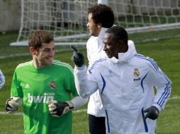 Iker Casillas se verá las cara con algunos de sus compañeros de la Selección de España. EFE  /