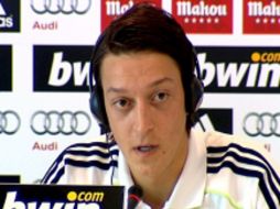 El jugador del Real Madrid Mesut Ozïl aseguró que no es fácil juegar el equipo merengue. EFE  /