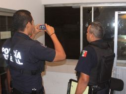 Policias federales realzian investigaciones en las instalaciones del diario El Sur. EFE  /