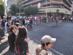 Durante cinco minutos, miembros de la comunidad de la UdeG bloquearon puntos importantes de la ciudad en exigencia de recursos. S NÚÑEZ  /