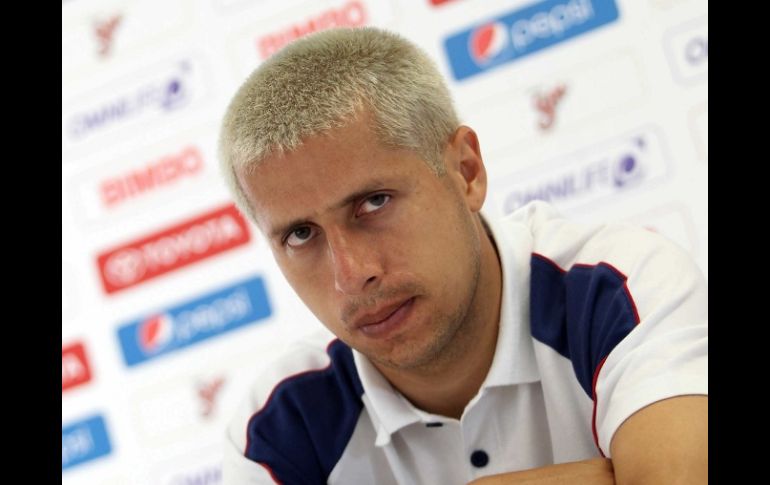 El jugador del Rebaño Sagrado Adolfo Bautista asegura que la prensa ha atacado mucho al equipo rojiblanco en el Apertura 2010. MEXSPORT  /