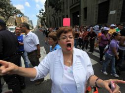 Una mujer grita eslogans contra el presidente Hugo Chávez durante una protesta el día de hoy. AP  /