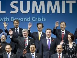 Felipe Calderón (der. abajo) y otros los líderes del G20 se toman la foto oficial de la cumbre en Seúl. AP  /