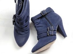 Los botines cerrados en azul de Bershka. ESPECIAL  /