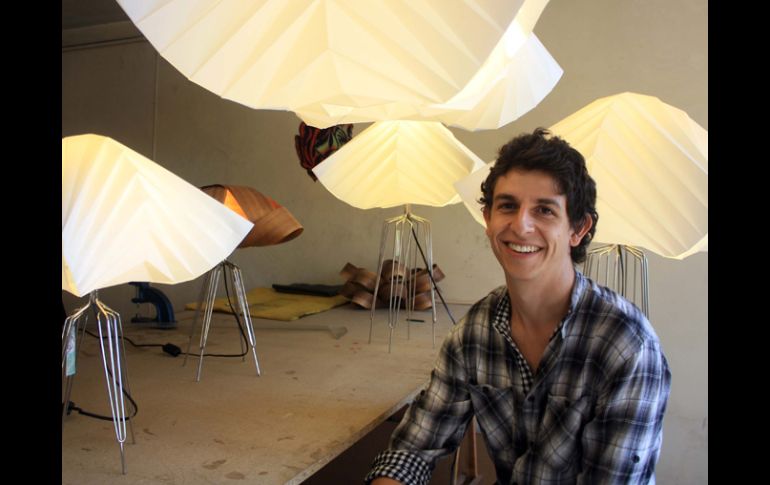 Daniel Castro apuesta por un diseño “orgánico” en cada lámpara de Fonk Iluminación. A. HINOJOSA  /