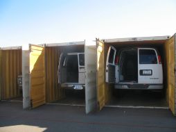 Camionetas que las autoridades confiscaron a los supuestos delincuentes. NTX  /