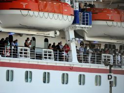 Pasajeros del Carnival Splendor dejan la embarcación a cuatro días de haber zarpado de Long Beach, California. AFP  /