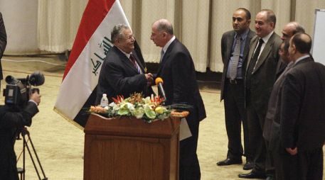 El diputado Usama al Nujaifi (derecha) felicita a Jalal Talabani, tras jurar como presidente. AP  /
