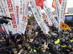 En Seúl hubo manifestaciones que fueron frenadas por las fuerzas de seguridad surcoreanas. EFE  /
