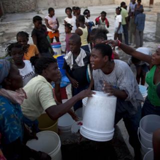 Cruz Roja alerta de tragedia si se propaga cólera entre desplazados haitianos