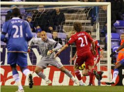 El portero Pepe Reina en acción en el duelo frente al Wigan Athletic. EFE  /
