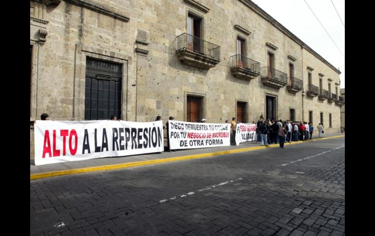 Los transportistas desplegaron mantas con mensajes de protesta dirigidos al titular de la SVyT, afuera del Congreso. E. BARRERA  /