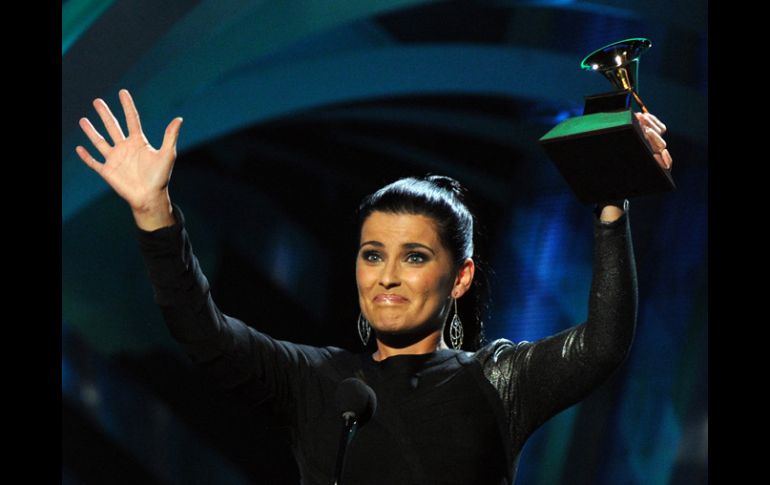 La cantante se manifestó emocionada por recibir su Grammy Latino. AFP  /