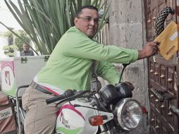 Gabriel Esquivel proviene de una familia de carteros. Ayer, él celebró su día con sus colegas. E. FLORES  /
