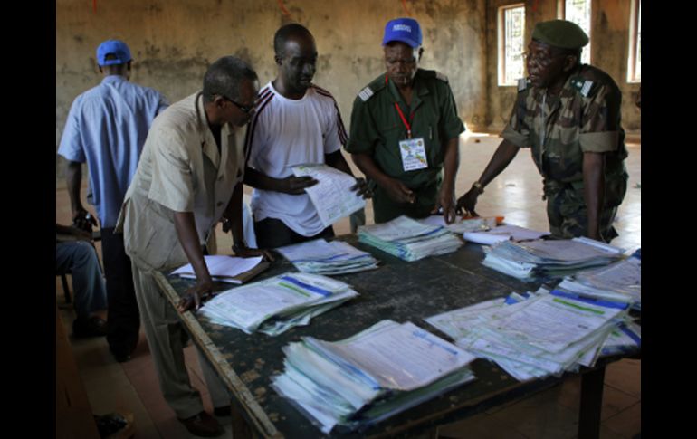 Empleado del organismo electoral de Guinea realizan el recuento de votos. AP  /