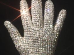 Jackson sigue presente en los medios, ahora gracias a un nuevo disco. La imagen mitíca de su guante. EFE  /