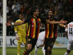 Los Leoens Negros celebran uno de los goles del partido ante Indios de Ciudad Juárez. M. FREYRIA  /
