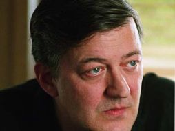 El actor y usuario de Twitter Twitter Stephen Fry escribió en la red que pagará la multa de Chambers. ESPECIAL  /