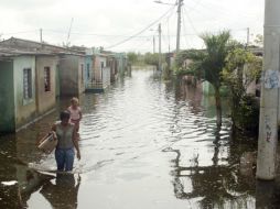 Personas  caminando por una calle inundada en Lomitas en la provincia de Magdalena en Colombia. REUTERS  /