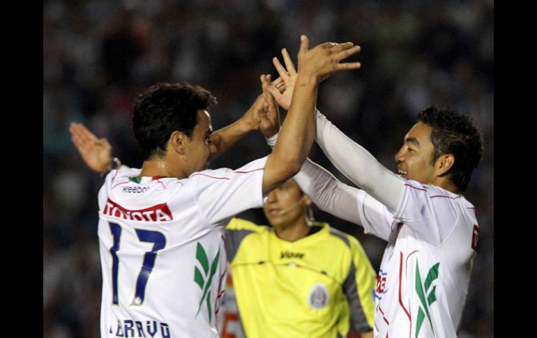 Omar Bravo y Marco Fabian de las Chivas de Guadalajara celebra el gol, durante juego de semana 17 del torneo de Apertura 2010. MEXSPORT  /