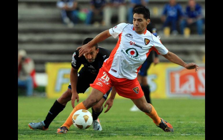 Christian Valdez de Jaguares disputa el balón con un defensivo de Querétaro, hoy, en La Corregidora. MEXSPORT  /