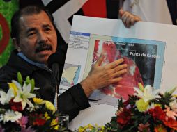 Daniel Ortega muetra un mapa delimitando la frontera entre Costa Rica y Nicaragua. AFP  /