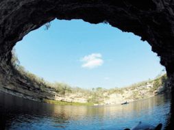 El sótano del Popocatl, en Veracruz, es un agujero natural con una profundidad de 90 metros y un diámetro en su boca de 50.EL UNIVERSAL  /