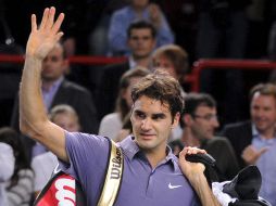 El tenista suizo Roger Federer se retira de la pista tras caer derrotado ante el francés Gael Monfils. EFE  /